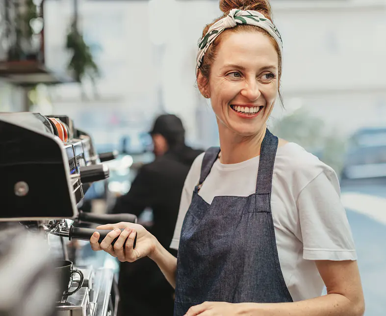 Gastro_Barista_Frau_Kaffeemaschine_s.jpg