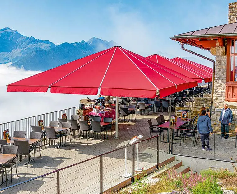 terrassenmoebel-sonnenschirme-gastronomie-bergrestaurant-harder-kulm-interlaken-1110x624px.jpg