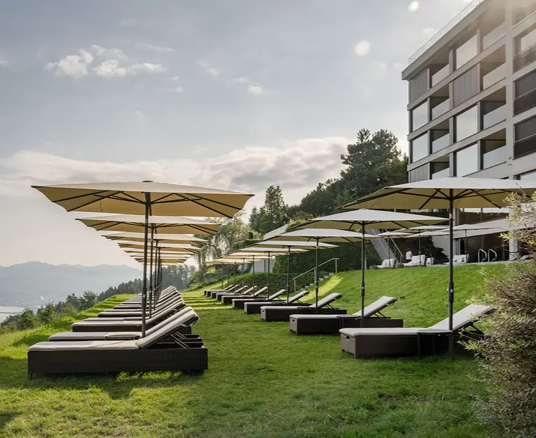 terrassenmoebel-liegestuhl-panorama-resort-spa-feusisberg-1110x624px.jpg