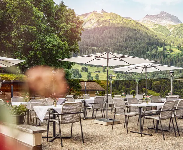 terrassemoebel-gartenmoebel-sunstar-hotel-klosters-700x525px.jpg