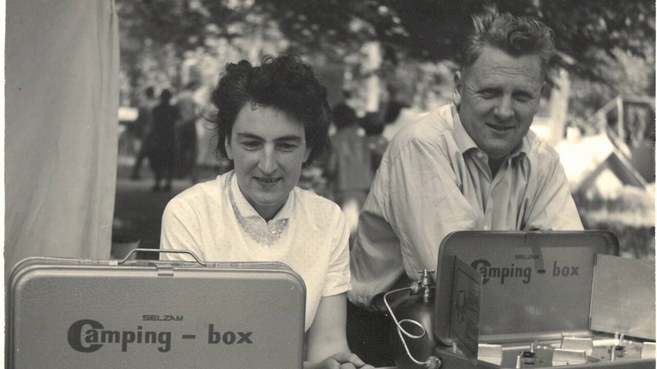 Gründer Paul Selzam mit seiner Frau Martgrit und der Selzam "Campingbox". Die "Campingbox" war ein portabler Gaskocher und eine Erfindung von Paul Selzam, welche bis 1971 in Winterthur über 30'000 mal produziert wurde.