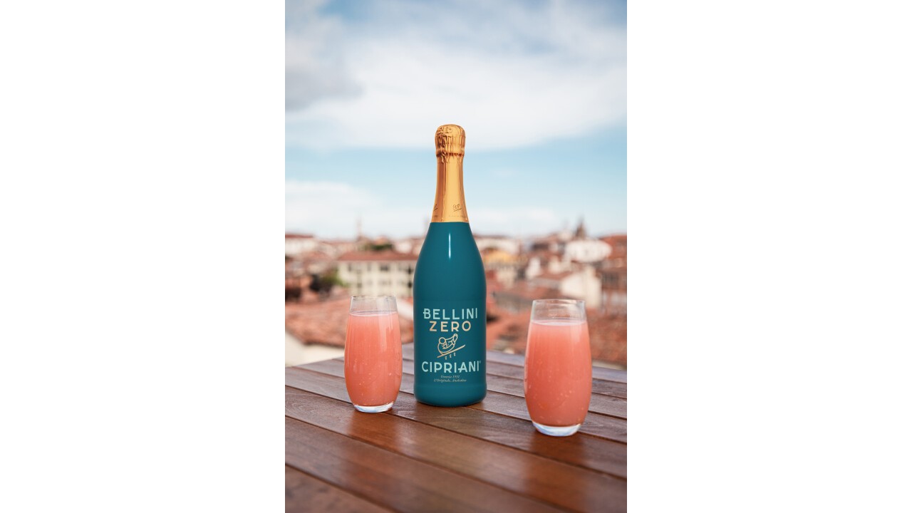 Entdecken Sie die neueste Kreation aus dem Hause Cipriani: Bellini Zero, hergestellt aus frischem weissem Pfirsichpüree und alkoholfreiem Traubenmost.